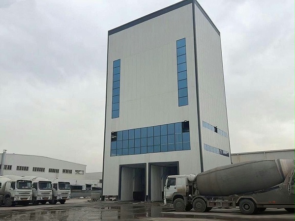 青岛新型建机顶置式环保搅拌站：垂直布局，省地一半以上