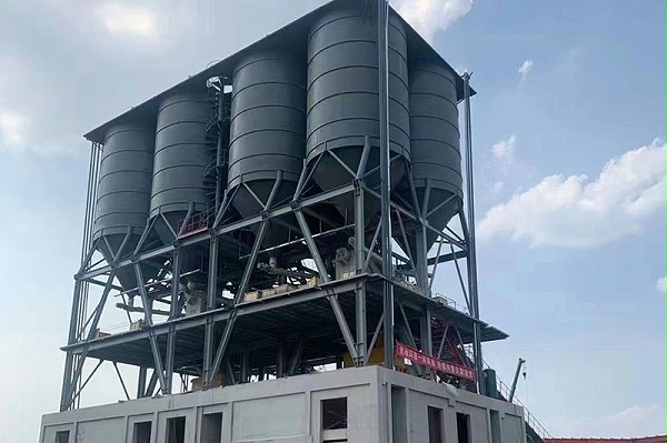 青岛新型建机顶置式环保搅拌站：垂直布局，省地一半以上