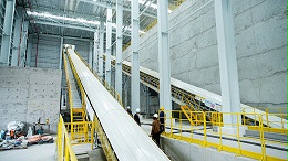 青岛新型建机顶置式皮带搅拌站：皮带输送骨料，保障大产量连续生产